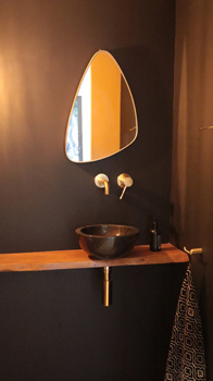 Image d'un lavabo avec miroir